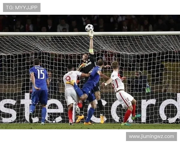 聚焦足球明星成长历程与赛场辉煌瞬间全面深度解读其传奇故事魅力