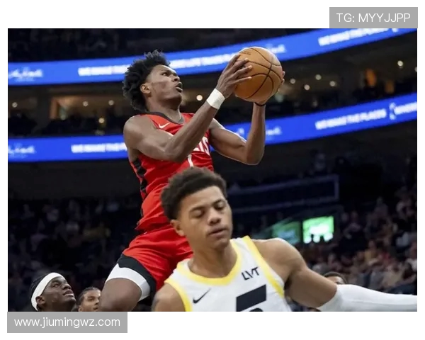 爵士队与开拓者展开激烈对决 双方拼劲十足赛场精彩不断 爵士队与开拓者展开激烈对决 双方拼劲十足赛场精彩不断